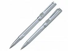 Набор Pierre Cardin коллекция ПАРА (PEN&PEN) : ручка шариковая + роллер. Корпус - латунь, отделка и детали дизайна - сатиновое покрытие, сталь + хром. Цвет серебристый. Упаковка Е.