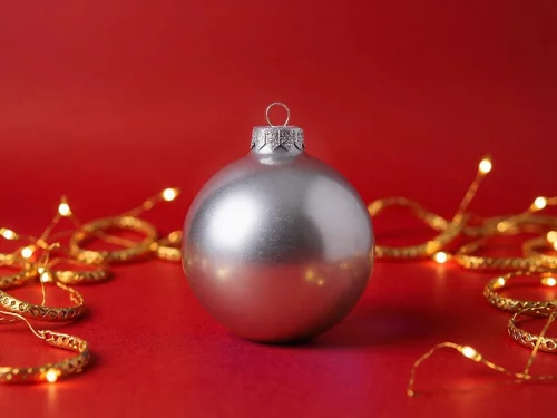 Стеклянный елочный шар Christmas bauble, серебро, металлик, с серебристым колпачком в черной коробке фото 4 Стеклянный елочный шар Christmas bauble, серебро, металлик, с серебристым колпачком в черной коробке фото 4
