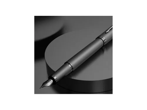 Перьевая ручка Parker IM Monochrome Black, перо:F, цвет чернил: blue, в подарочной упаковке. фото 8 Перьевая ручка Parker IM Monochrome Black, перо:F, цвет чернил: blue, в подарочной упаковке. фото 8